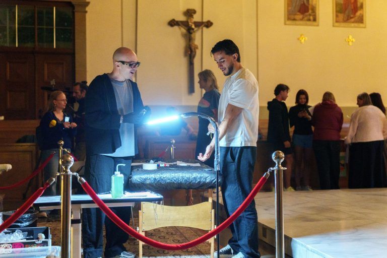 Tätowieren in der Kirche? In Dornbirn wird genau das gemacht