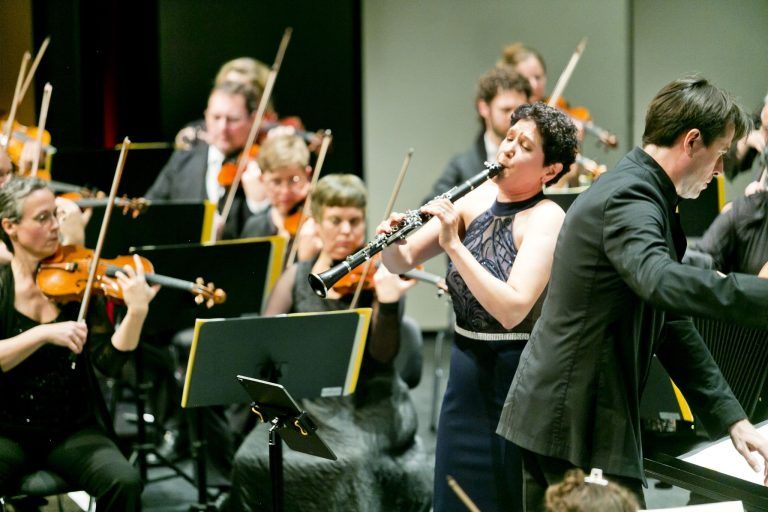 Feldkirch am 26.9.2026 SOV Symphonie Orchester Vorarlberg, 1. Konzert 2026 / 2027 im Montforthaus Feldkirch, Dirigent Leo McFall, Klarinette Sharon Kam
