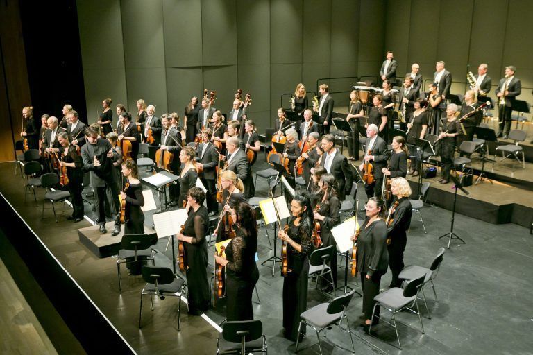 Feldkirch am 26.9.2026 SOV Symphonie Orchester Vorarlberg, 1. Konzert 2026 / 2027 im Montforthaus Feldkirch, Dirigent Leo McFall, Klarinette Sharon Kam