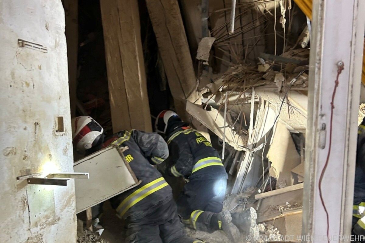 Feuerwehr sucht nach Haus-Einsturz nach Frau