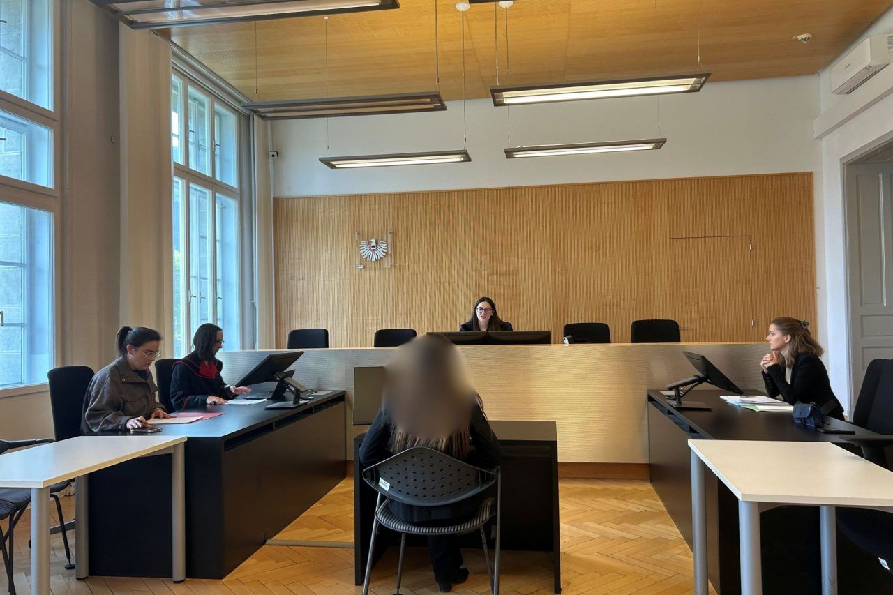 Mit 1,6 Promille in Nachtrufbus gekracht: Lenkerin vor Gericht