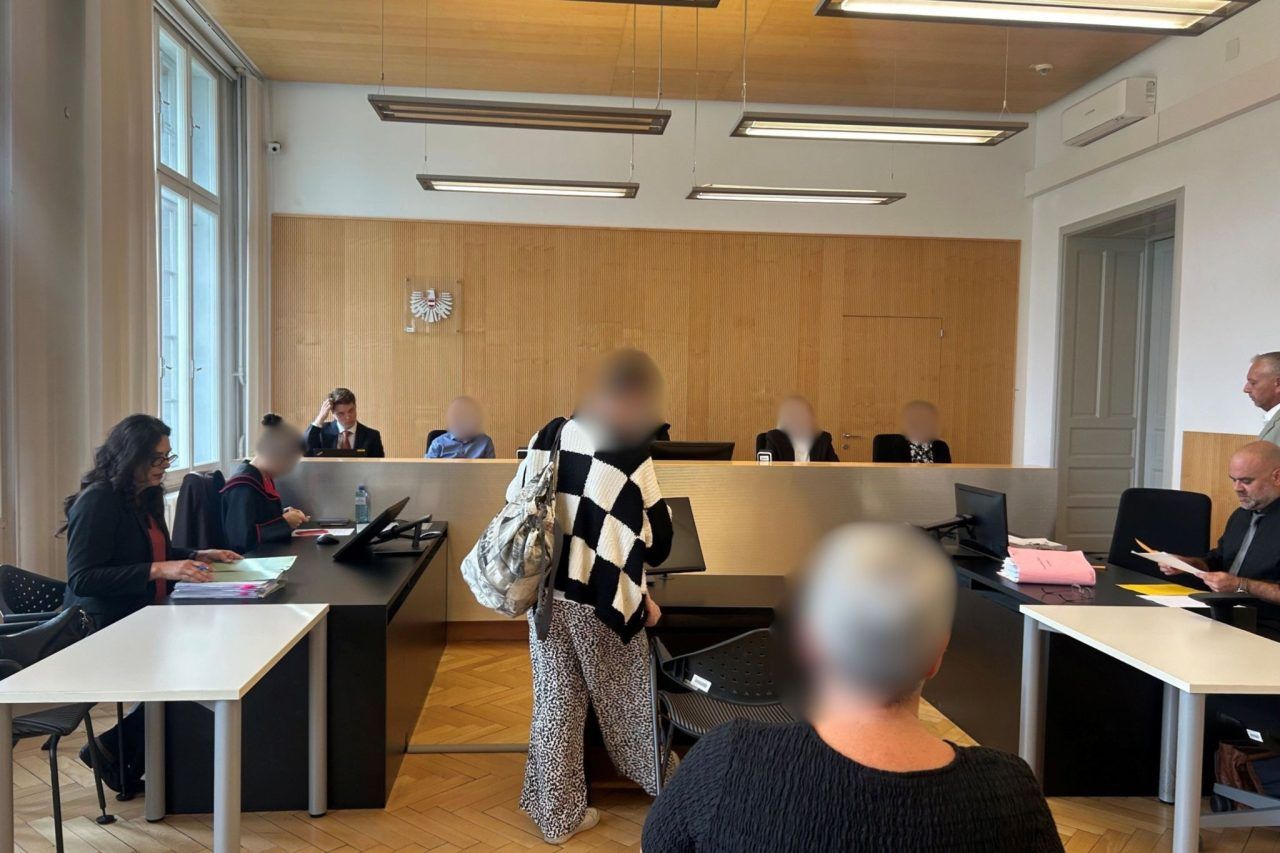 Mit Kette Zähne ausgeschlagen, im Dunkeln eingesperrt, kalt abgeduscht: Angeklagte Mütter bekennen sich nicht schuldig
