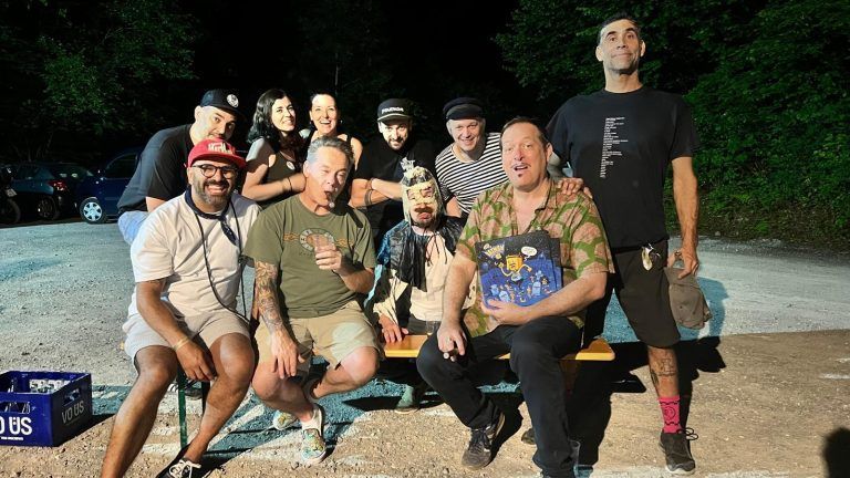 batman and the mighty antiheroes mit der Crew von ME FIRST AND THE GIMME GIMMES