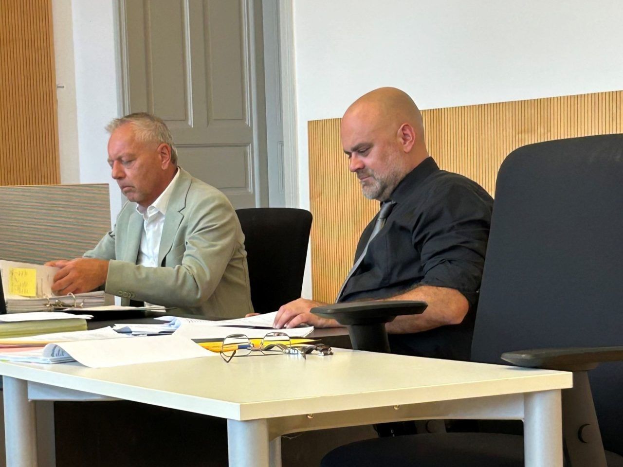 Mit Kette Zähne ausgeschlagen, im Dunkeln eingesperrt, kalt abgeduscht: Angeklagte Mütter bekennen sich nicht schuldig