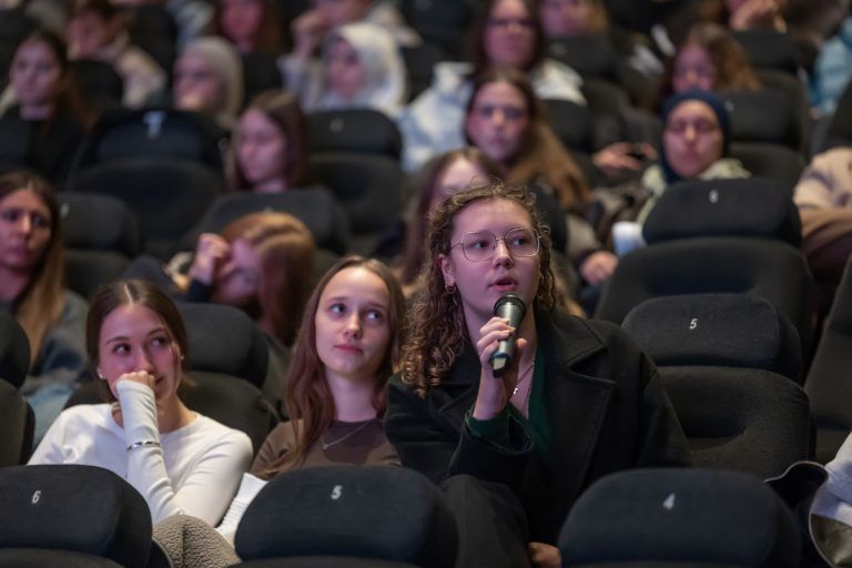 Wie Desinformation unsere Wahrnehmung prägt: Schüler diskutierten in Hohenems
