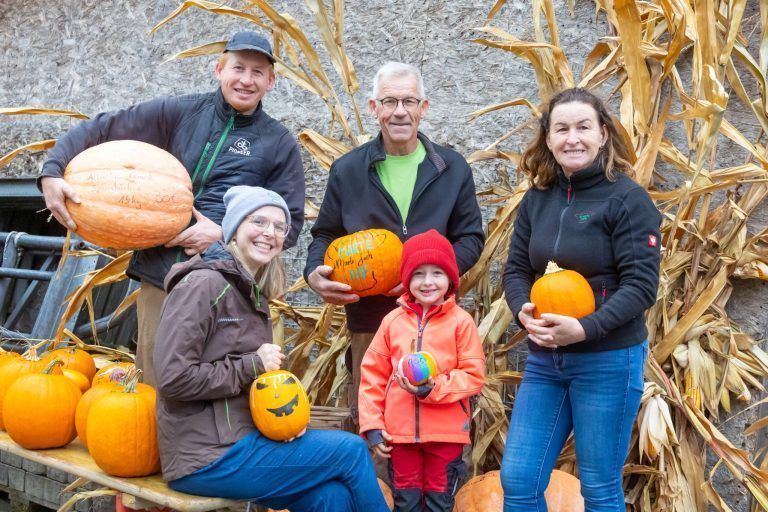 Kürbisschnitzen war gestern: Auf dem Martehof in Röthis wird an Halloween gemalt