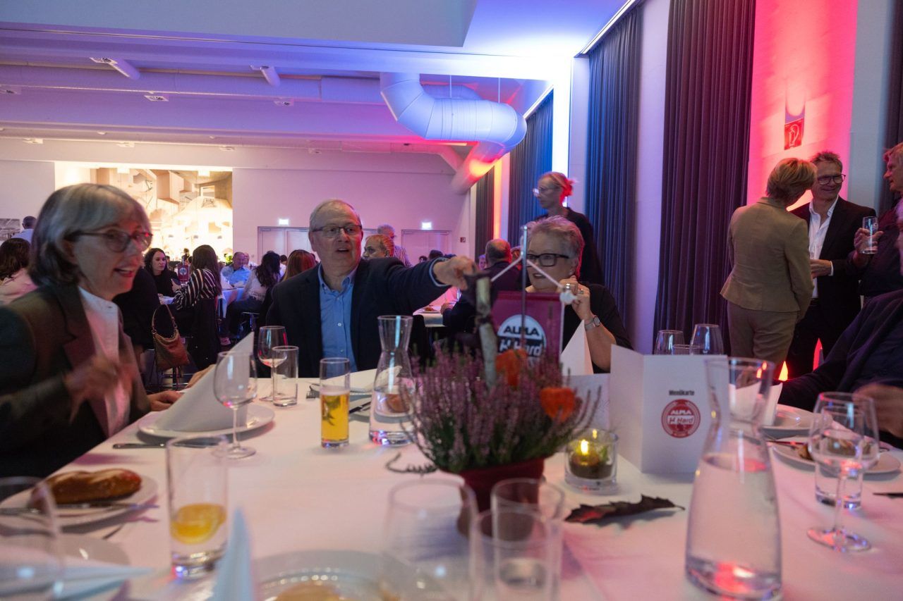 Rüscher nutzt Hard-Gala für politischen Seitenhieb