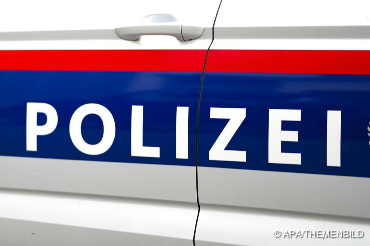 84-Jährige prallt in Vorarlberg mit Pkw gegen Straßenlaterne