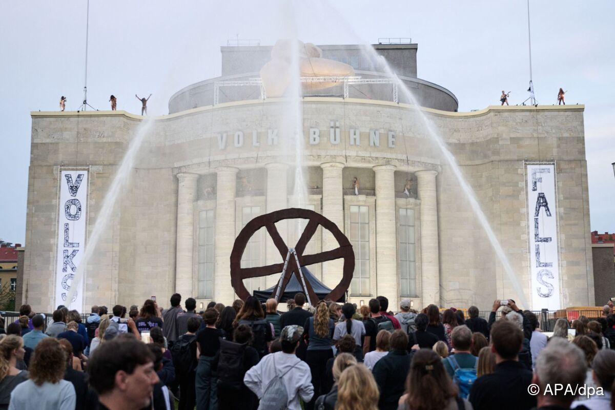 Florentina Holzinger schrubbte Berliner Volksbühnen-Fassade