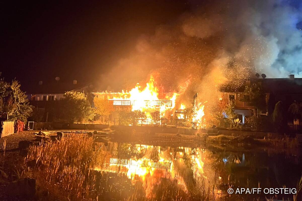Zwei Reihenhäuser in Tirol gehen in Flammen auf