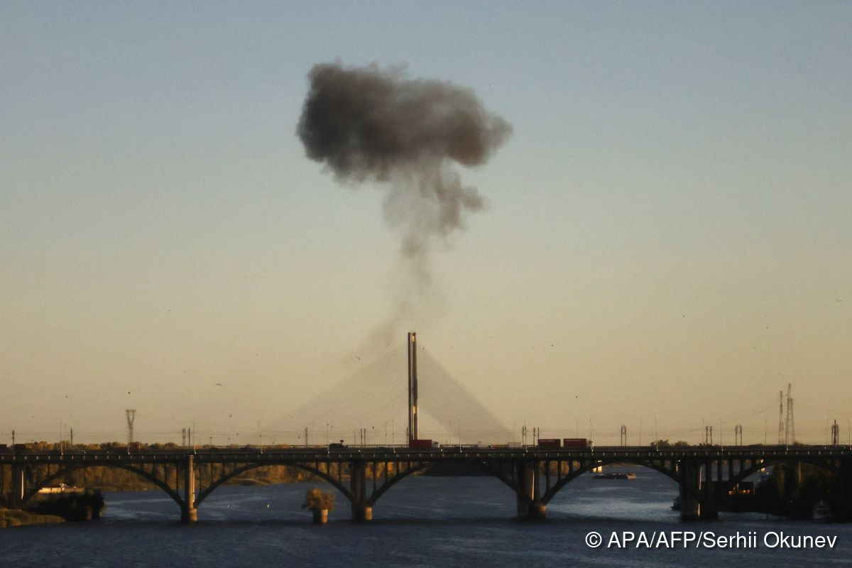 Südbrücke in Kiew erneut von Drohne getroffen