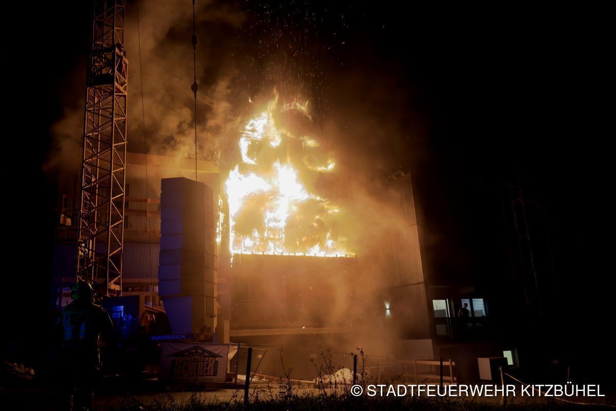 Doppelhaushälfte und Baucontainer in Tirol in Flammen