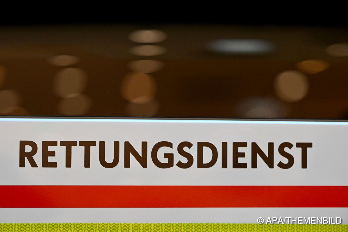 Elfjähriger auf Scooter bei Crash mit Auto schwer verletzt