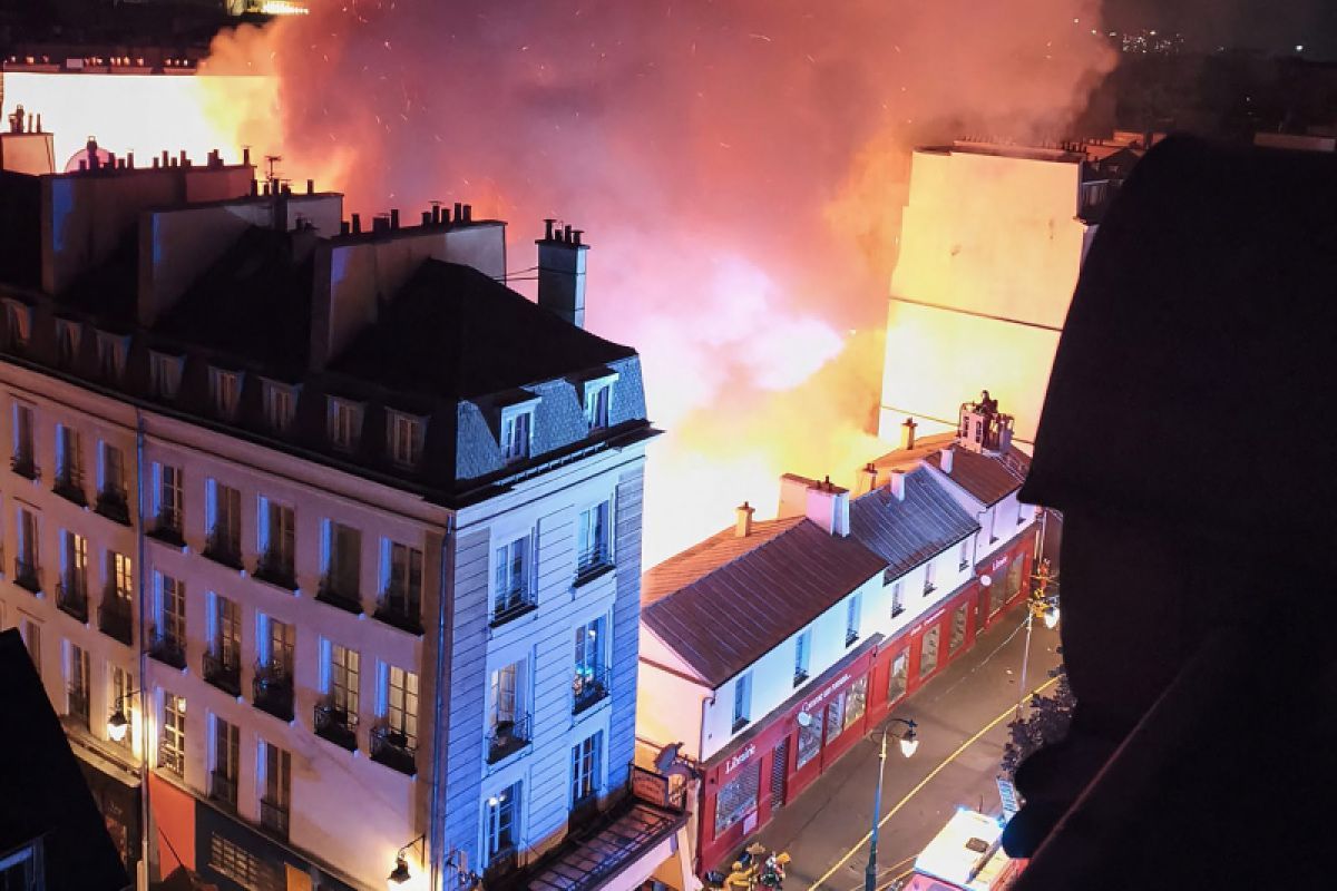 Beliebte Markthalle in Paris vollständig niedergebrannt