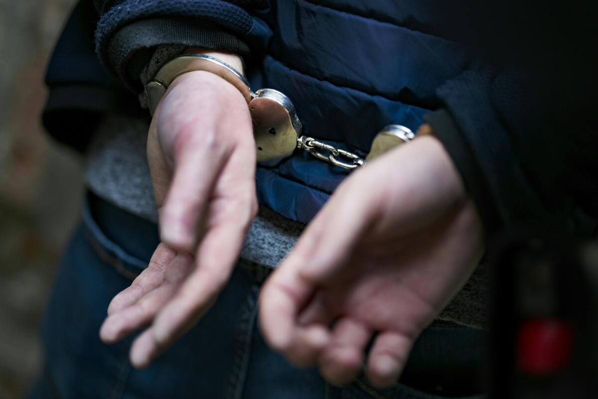 Gesuchter Mann versteckt sich vor Polizei in Bettzeuglade
