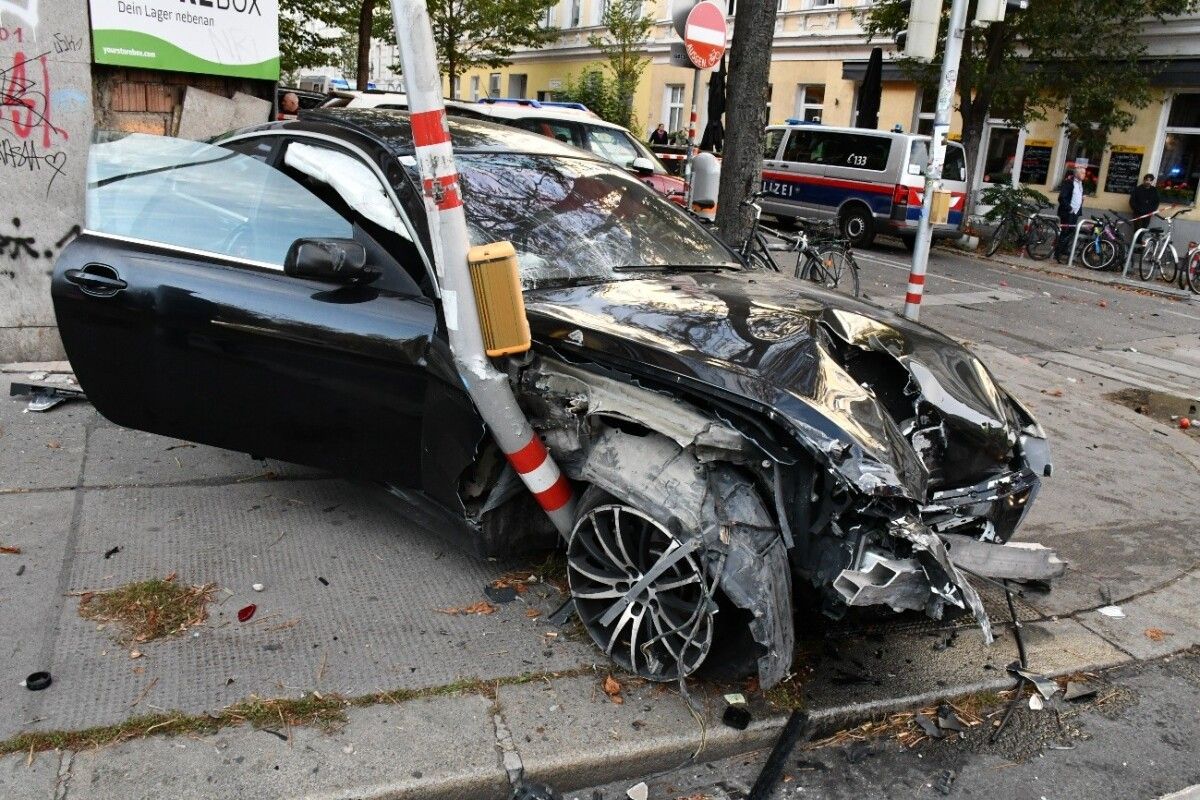 Autolenker krachte gegen Hausmauer - Fünf Verletzte