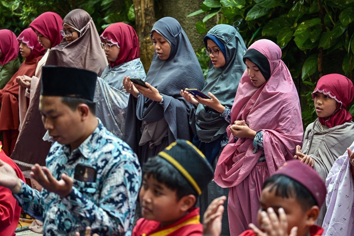 Schüler beten wegen Bränden in Indonesien für Regen