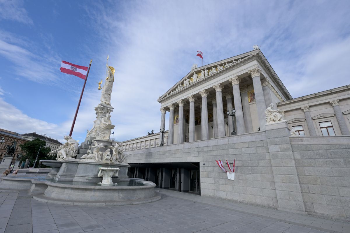 Frauenstreik vor dem Parlament gegen Ungleichheiten