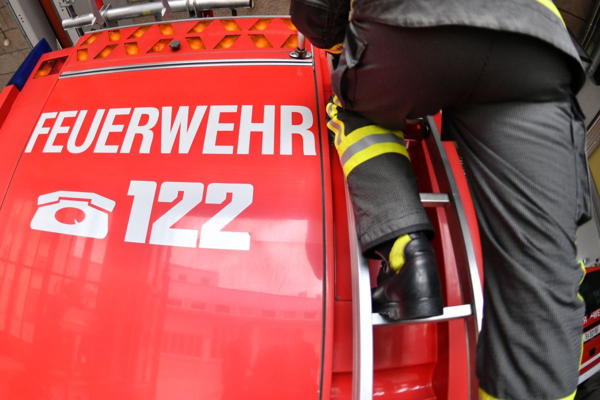 Pkw in Carport in Innsbruck in Brand gesetzt
