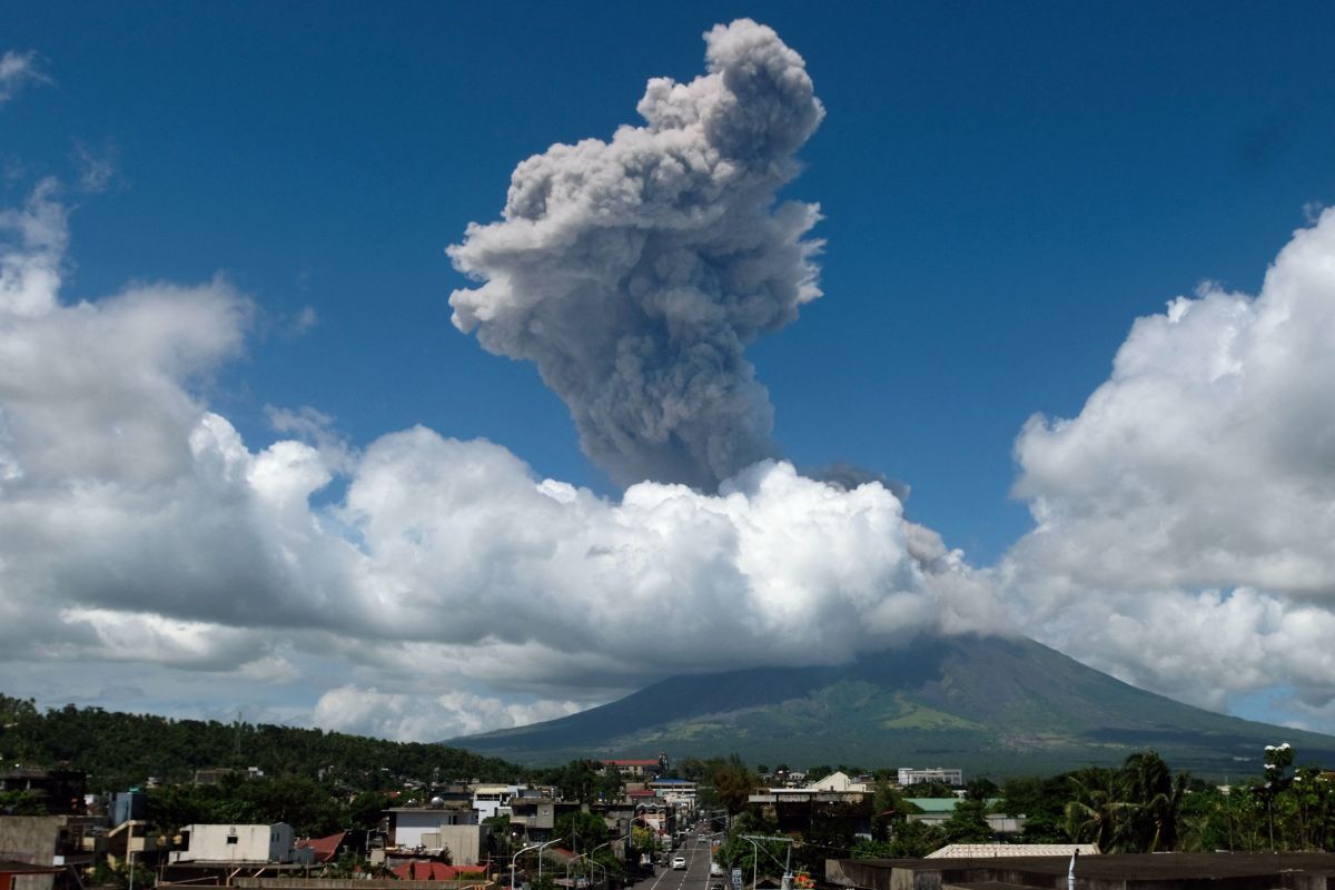 Vulkan Mayon bricht auf den Philippinen aus