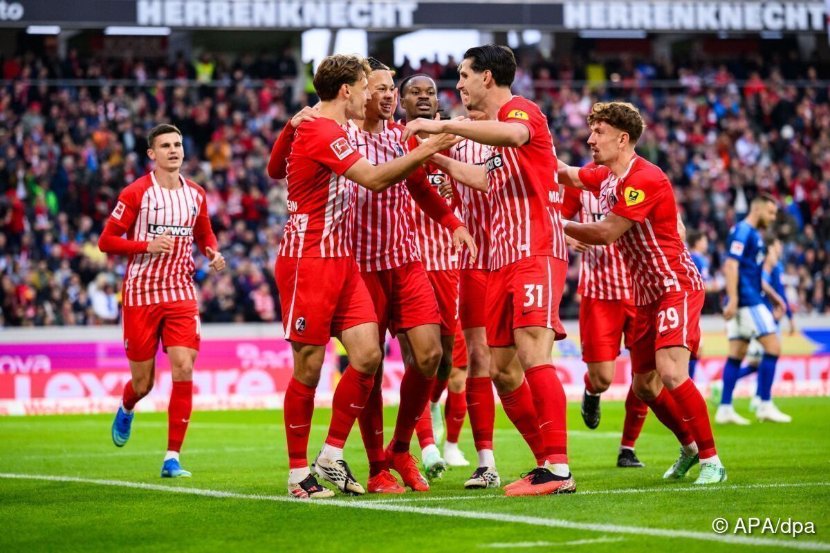 SC Freiburg nach 2:1 gegen Schalke an der Tabellenspitze