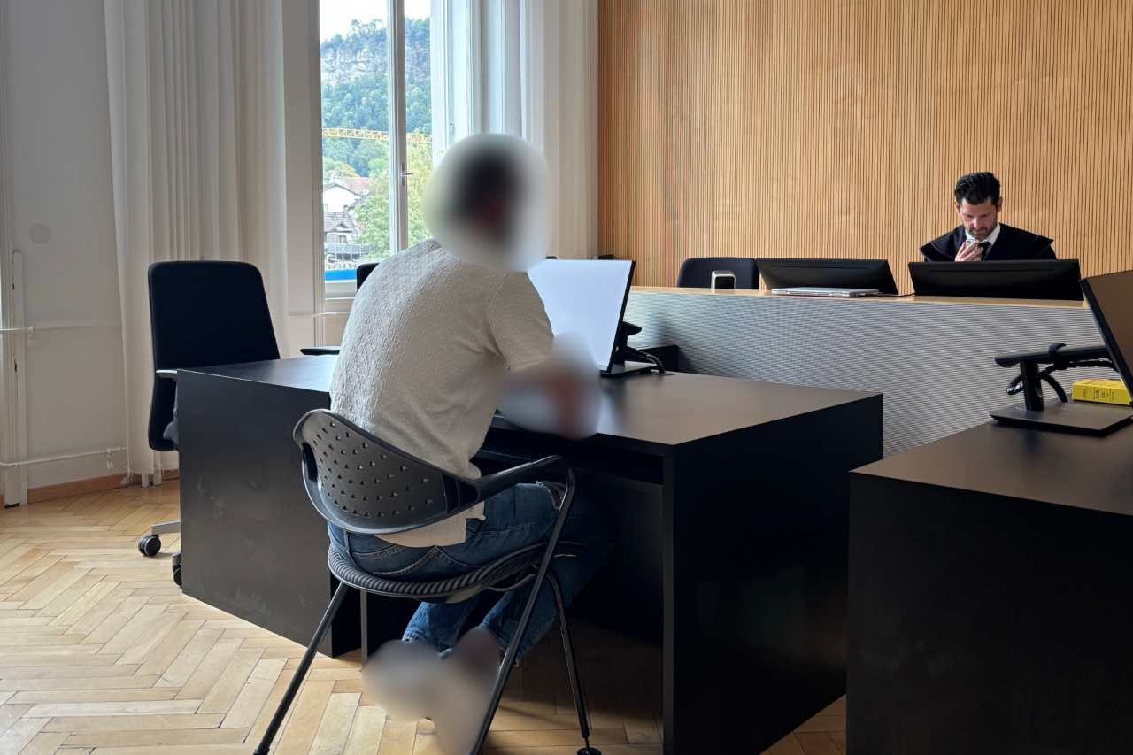Hamas-Posts: 30-Jähriger sträubt sich gegen Journalisten im Saal