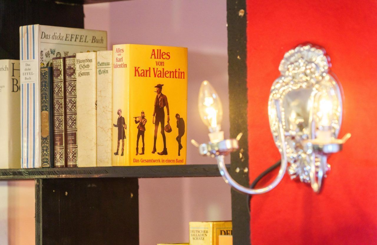 Unpop wandelt ein Bregenzer Schaufenster zur Theaterbühne