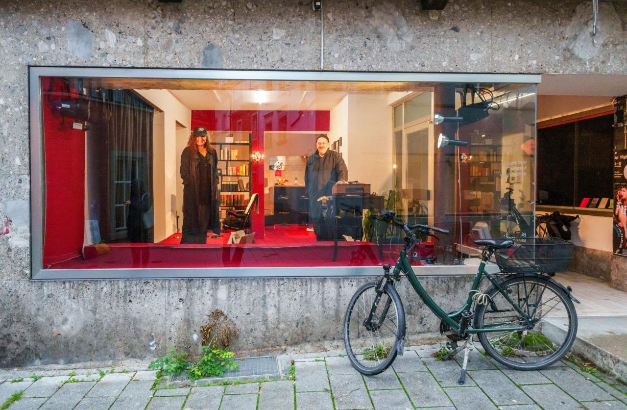 Unpop wandelt ein Bregenzer Schaufenster zur Theaterbühne