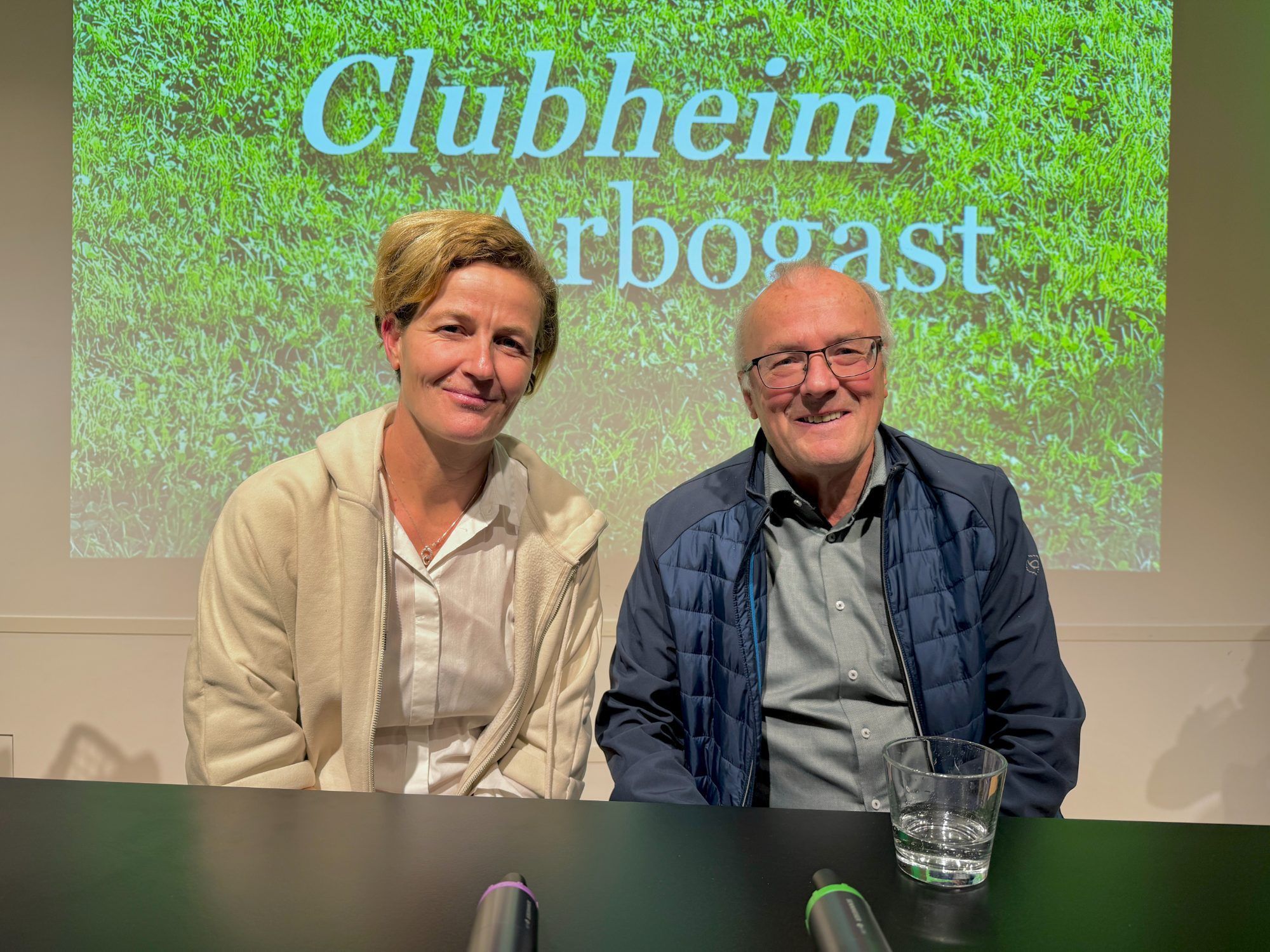 Am Podium. Sonja Geiger-Spieler und Prof. Reinhard Haller.