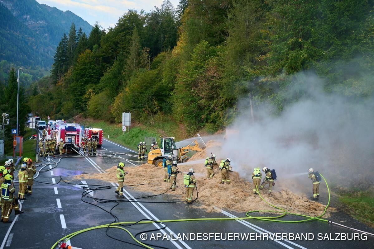 Brand von Lkw mit Strohballen im Salzburger Pongau