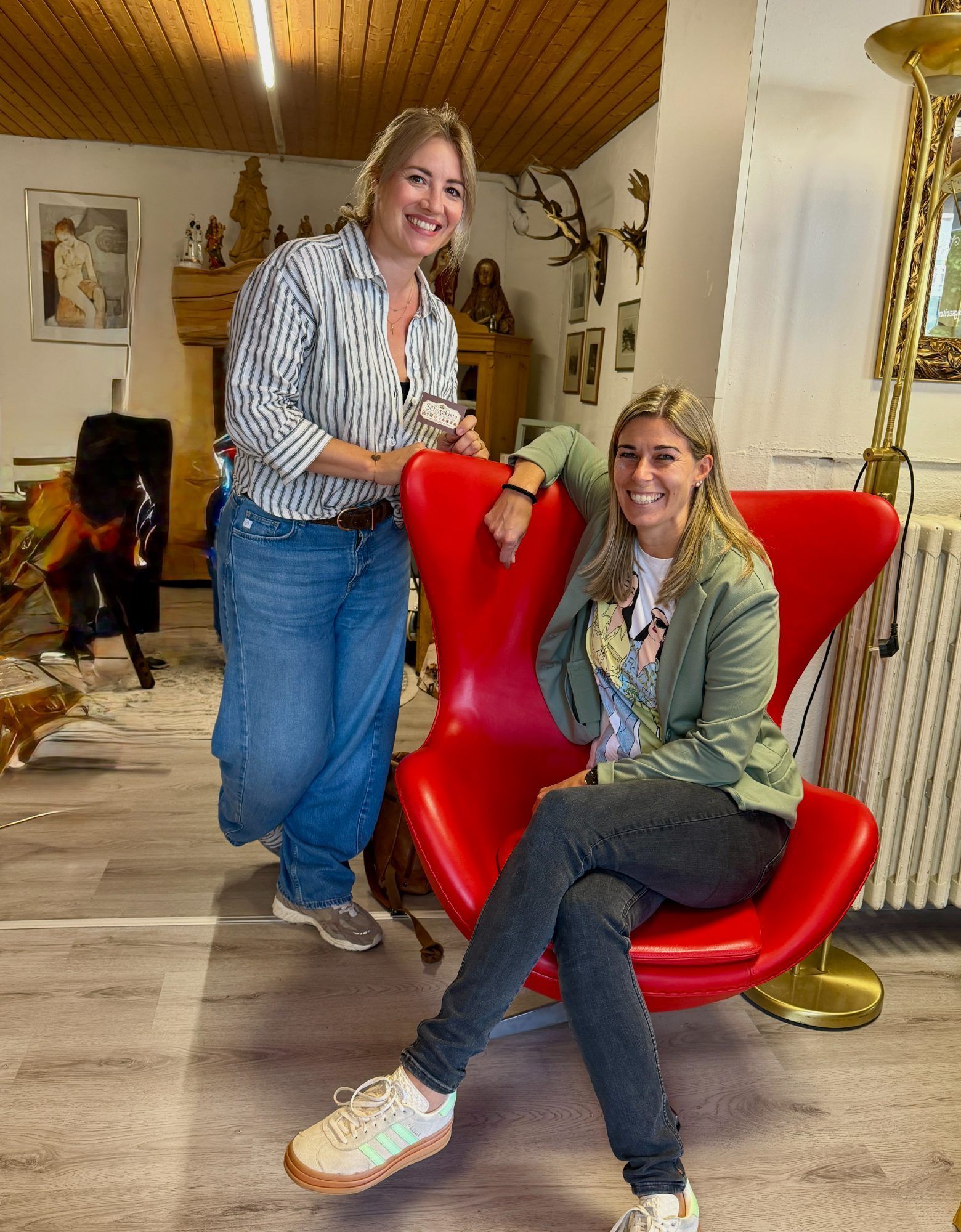 Begeisterte Kunden. Melanie Grabher und Nadine Peschl.