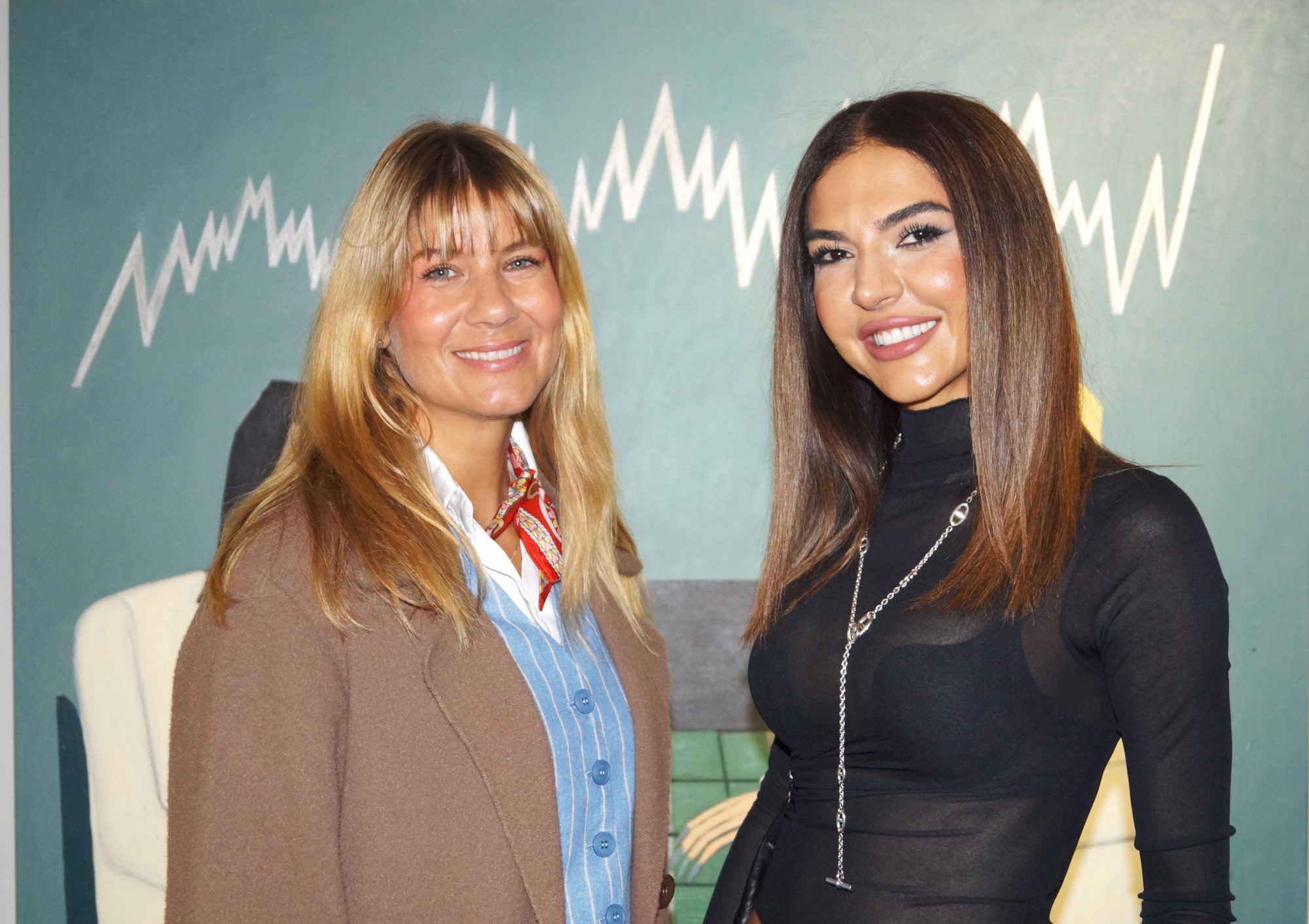 Die Influencerinnen Carina Schneider und Asal Malinek
