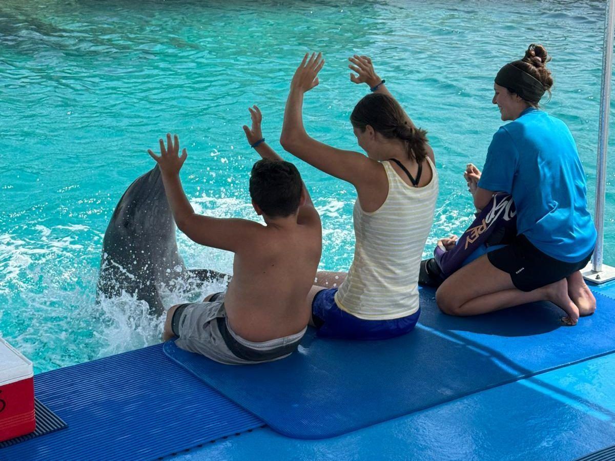 Delfintherapie auf Curaçao: Was sich für NEUE-Patenkind Emilian (15) verändert hat