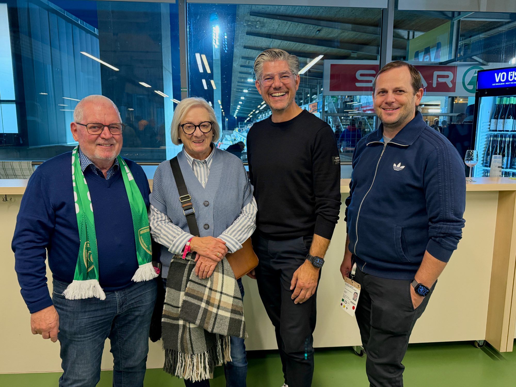 Begeistert. Helmut und Helga Hagen, Simon Ender und Johannes König.
