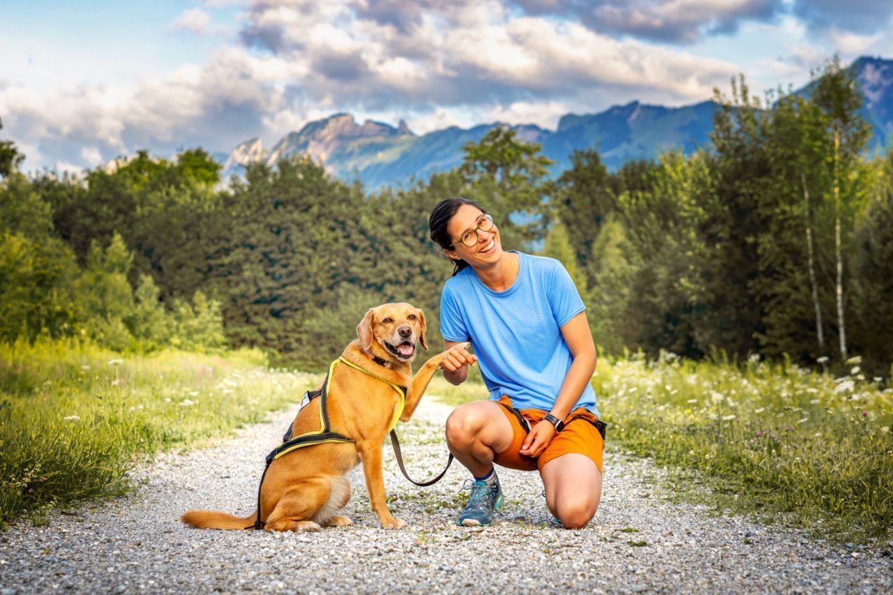 Vorarlbergs einzige Canicross-Trainerin zeigt, wie der Hund zum Laufpartner wird