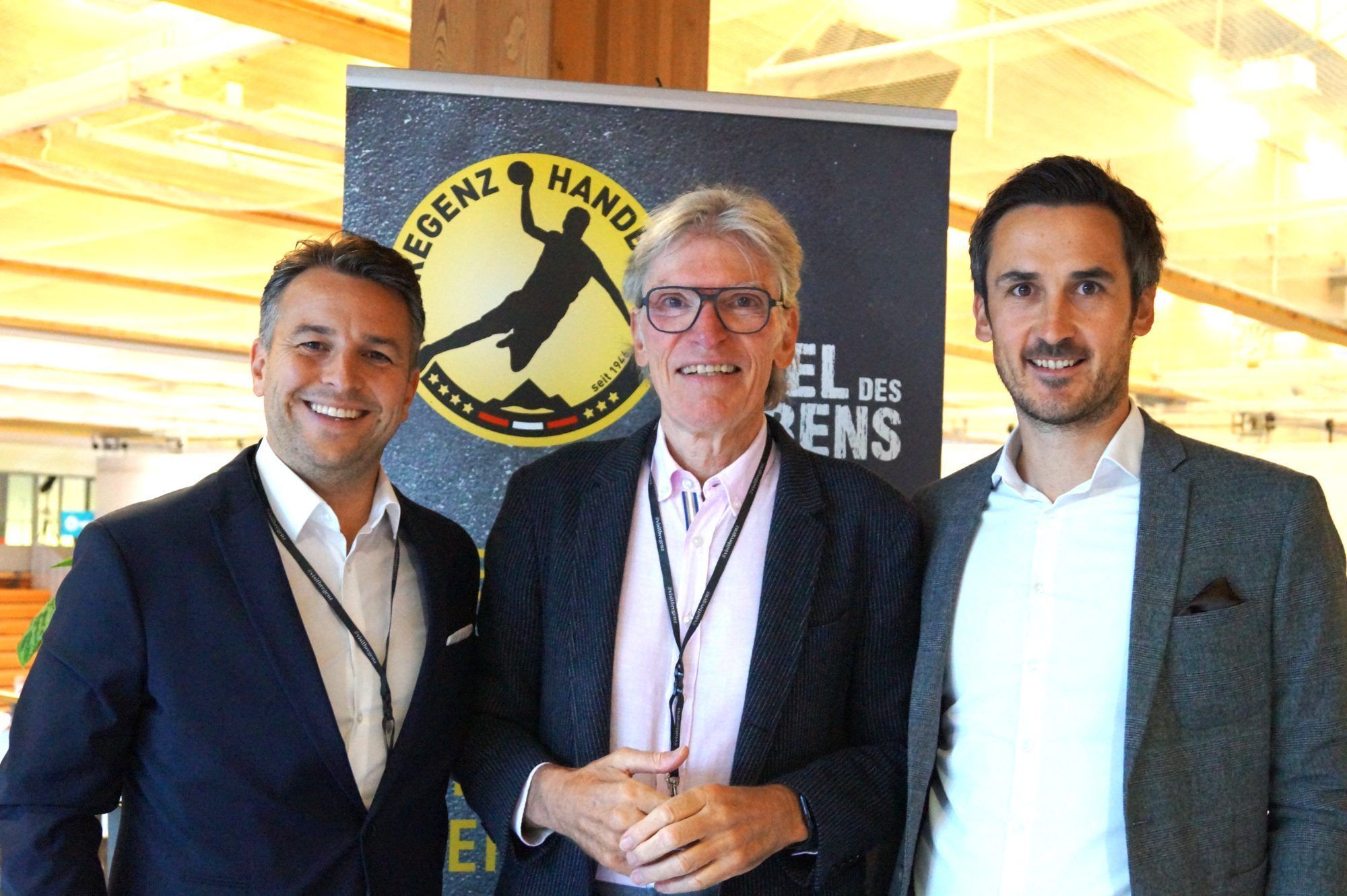 Dominik Schuchter (Vorstand Bregenz Handball) Wilfried Hopfner und Mario Bischof (i+r Gruppe)
