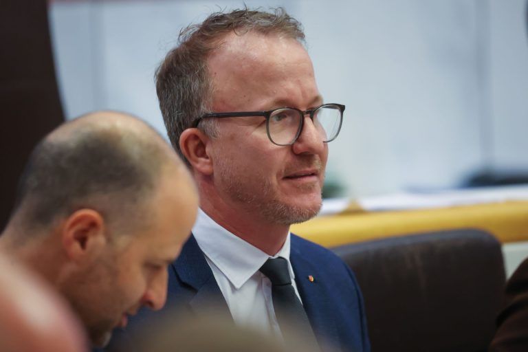 "Bin stolz darauf": Gantner verteidigt im Landtag geheimes Treffen für Agrar-Deal