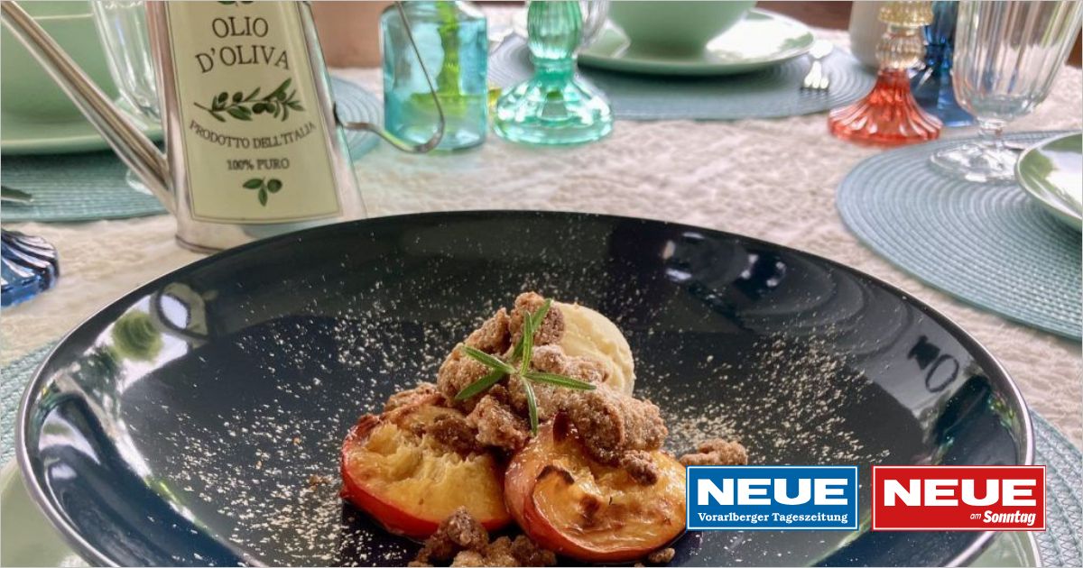 karamellisierte pfirsiche in der pfanne